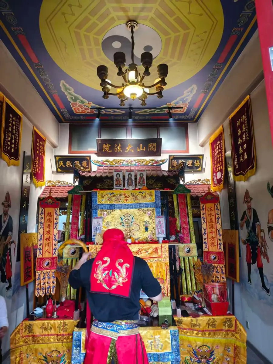 Lvshan ritual altar with practitioner in red ceremonial cloth