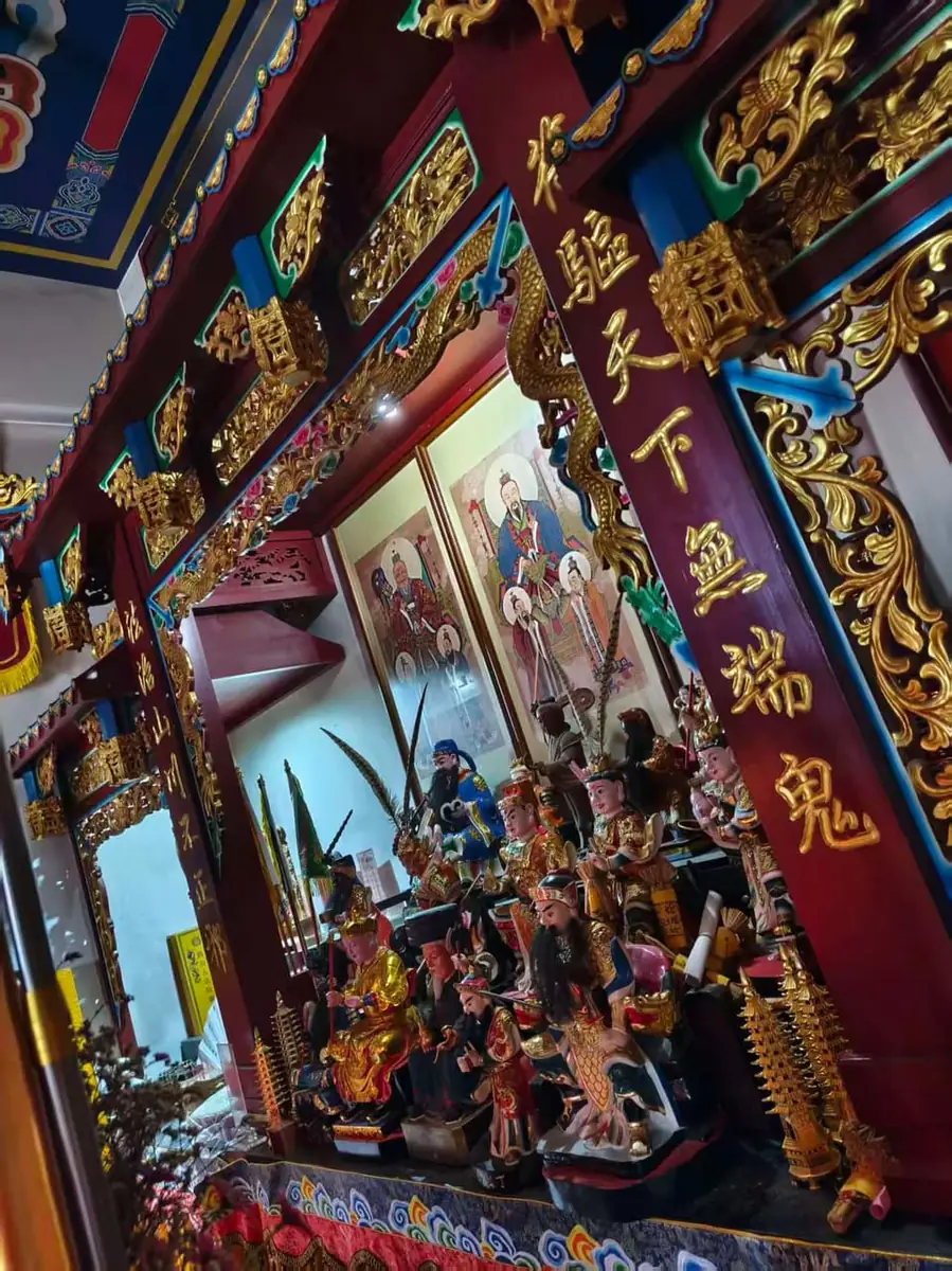 Lvshan altar with gilded figures and carved architectural details